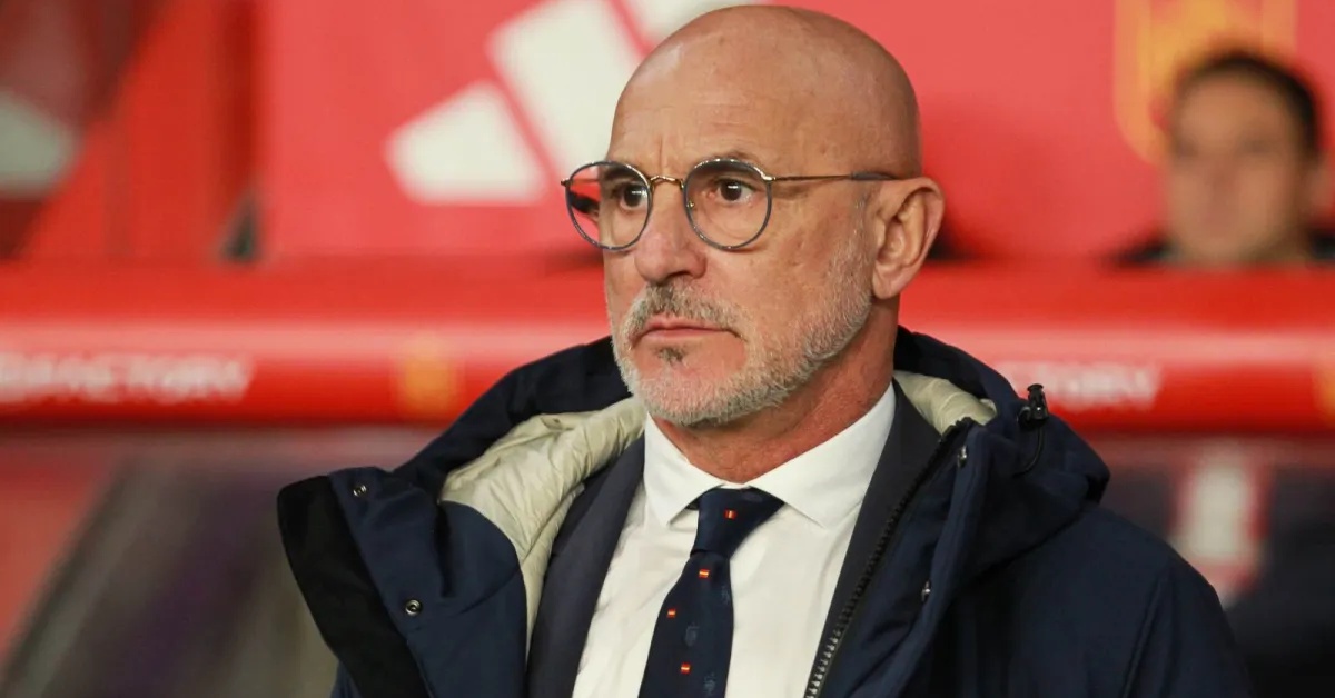 قرار صادم داخل لا روخا… دي لا فوينتي يتمسك باسم مثير للجدل ويغلق الباب أمام نجم برشلونة!