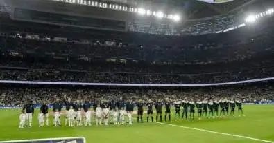 صافرات غضب مدوية قبل البداية.. جماهير البرنابيو تصب غضبها على ثلاثي ريال مدريد