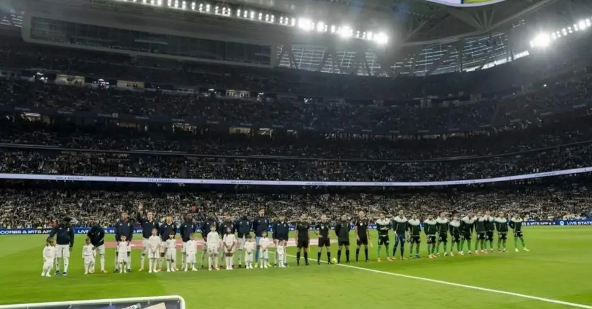 صافرات غضب مدوية قبل البداية.. جماهير البرنابيو تصب غضبها على ثلاثي ريال مدريد
