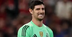 صدمة في ريال مدريد.. كورتوا يقطع علاقته بزميله المثير للجدل ويشعل غرفة الملابس