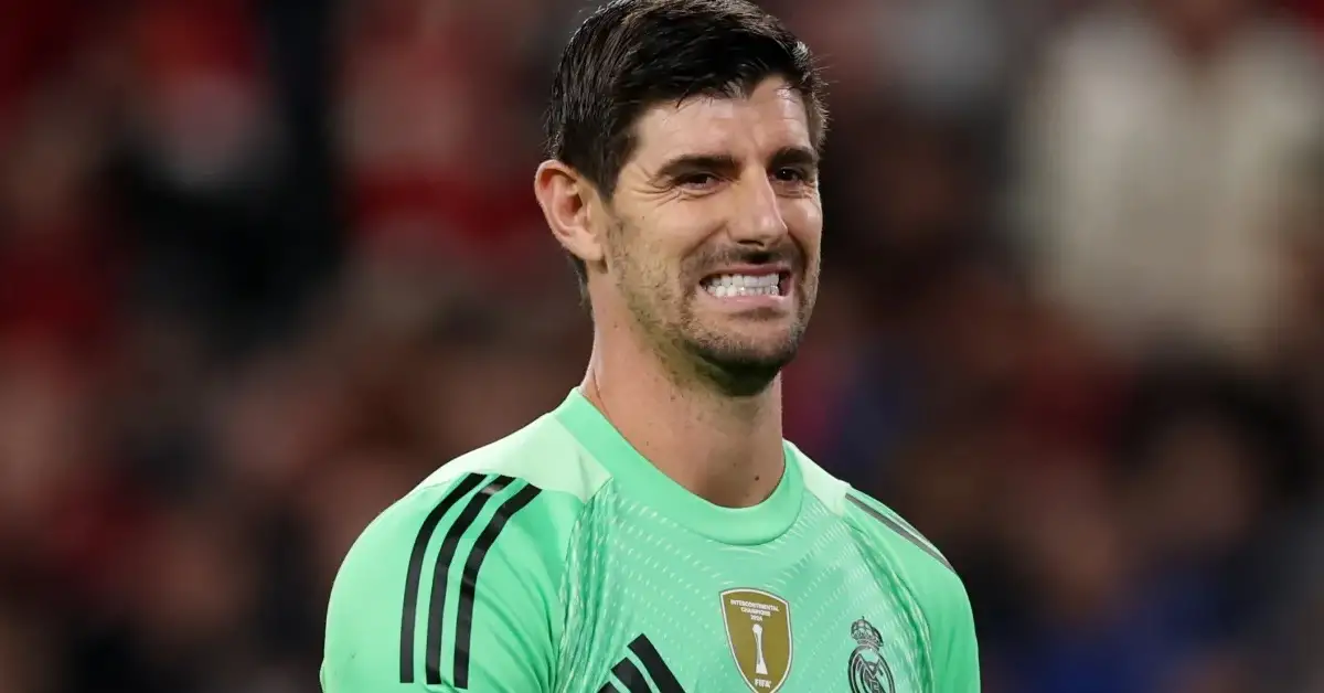 صدمة في ريال مدريد.. كورتوا يقطع علاقته بزميله المثير للجدل ويشعل غرفة الملابس