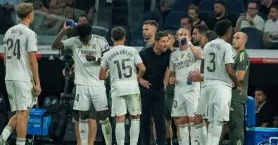 صدمة في ريال مدريد… رد فعل غير متوقع للاعبين بعد إقالة تشابي ألونسو!