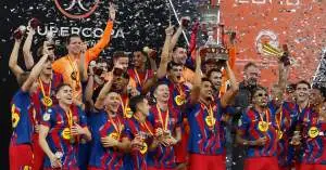 ثنائي برشلونة يرفضون الاحتفال بالسوبر الإسباني.. غضب شديد من هانسي فليك!