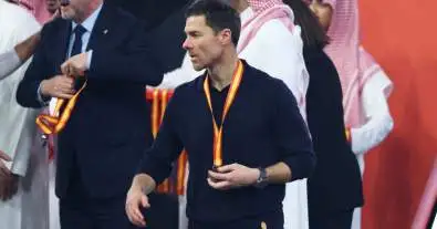 تشابي ألونسو يواجه أزمة جديدة بعد السوبر الإسباني ويثير القلق في ريال مدريد