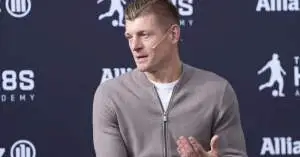 توني كروس يتدخل شخصيًا لإقناع المدرب الأكثر طلبًا بقيادة ريال مدريد!