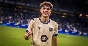 توتر في خط دفاع برشلونة.. باو كوبارسي يشكو أمام هانسي فليك من تراجع أداء زميله!