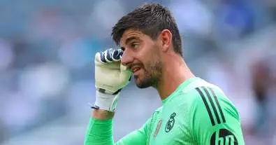 زلزال في البرنابيو.. كورتوا يفتح النار على زميله ويطالب بإقصائه!
