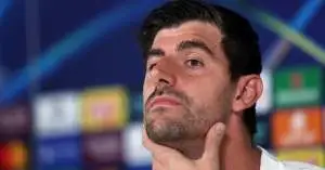 أزمة دفاعية تهز ريال مدريد.. كورتوا يطالب النادي بتعزيز خط الدفاع فوراً!