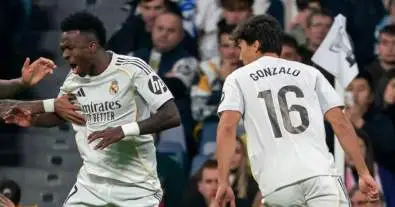 أزمة قبل السوبر: فينيسيوس يشتكي من زميله ويهدد انسجام ريال مدريد الهجومي!