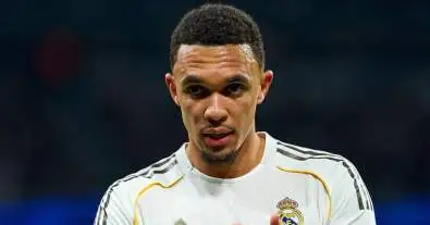 السبب الحقيقي وراء عدم مشاركة أرنولد أساسيًا في مباراة ريال مدريد ضد أوساسونا