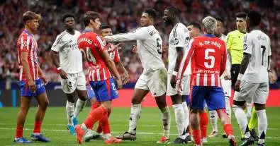 صفقة مستحيلة تُشعل الجدل في مدريد.. نجم أتلتيكو على رادار ريال مدريد والشرط الجزائي يُعقّد المشهد!