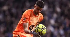 فليك تحت الضغط: خوان غارسيا يحذر من إشراك نجم برشلونة بعد فقدان الصدارة!