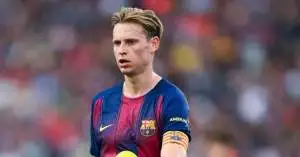 فرينكي دي يونغ يفجّر الجدل داخل برشلونة بعد فوز إلتشي ويطالب فليك بقرار حاسم