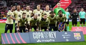 غضب في برشلونة بعد هزيمة أتلتيكو: اللاعبون يرفضون قرارات فليك ويشيدون بنجم غير متوقع!