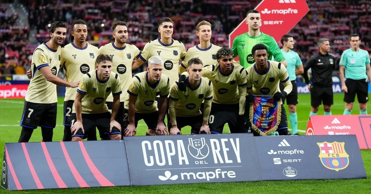 غضب في برشلونة بعد هزيمة أتلتيكو: اللاعبون يرفضون قرارات فليك ويشيدون بنجم غير متوقع!