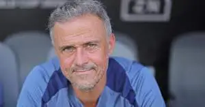 لويس إنريكي يخطط لضربة جديدة من برشلونة… نجم الوسط على أبواب باريس في صفقة قد تهز أوروبا!