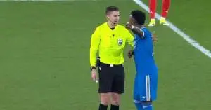 ماركا تكشف الكلمة الصادمة التي قالها لاعب بنفيكا لفينيسيوس.. وقرار فوري من الحكم يهز مباراة بنفيكا وريال مدريد!