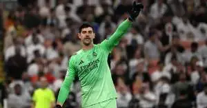 صدمة قبل موقعة بنفيكا.. كورتوا ينفجر داخل غرفة ملابس ريال مدريد ويضغط على أربيلوا لاستبعاد نجم غير متوقع من التشكيلة الأساسية الليلة!