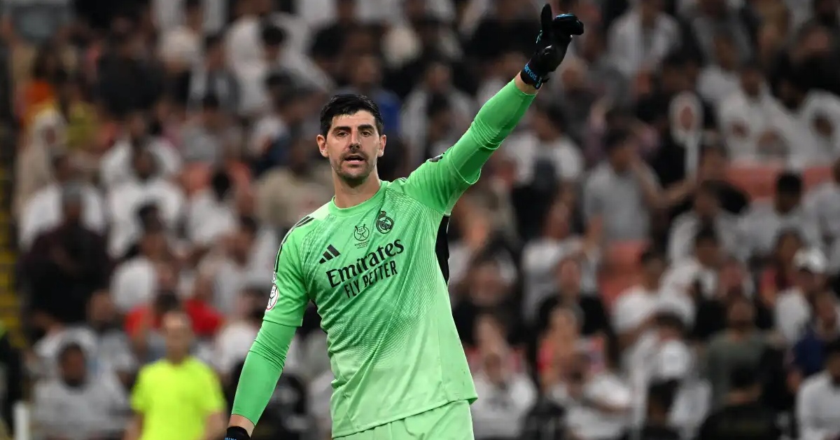 صدمة قبل موقعة بنفيكا.. كورتوا ينفجر داخل غرفة ملابس ريال مدريد ويضغط على أربيلوا لاستبعاد نجم غير متوقع من التشكيلة الأساسية الليلة!