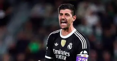 تيبو كورتوا يوجه نصيحة نارية لزميله في ريال مدريد: “أفضل لك الرحيل الآن قبل فوات الأوان!”