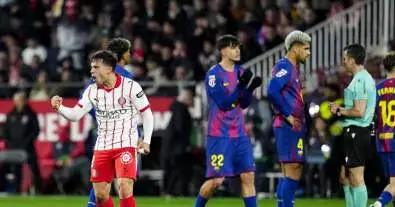 زلزال تحكيمي يهز الليجا بعد سقوط برشلونة أمام جيرونا… قرار عاجل يشعل الغضب ويقلب الموازين!