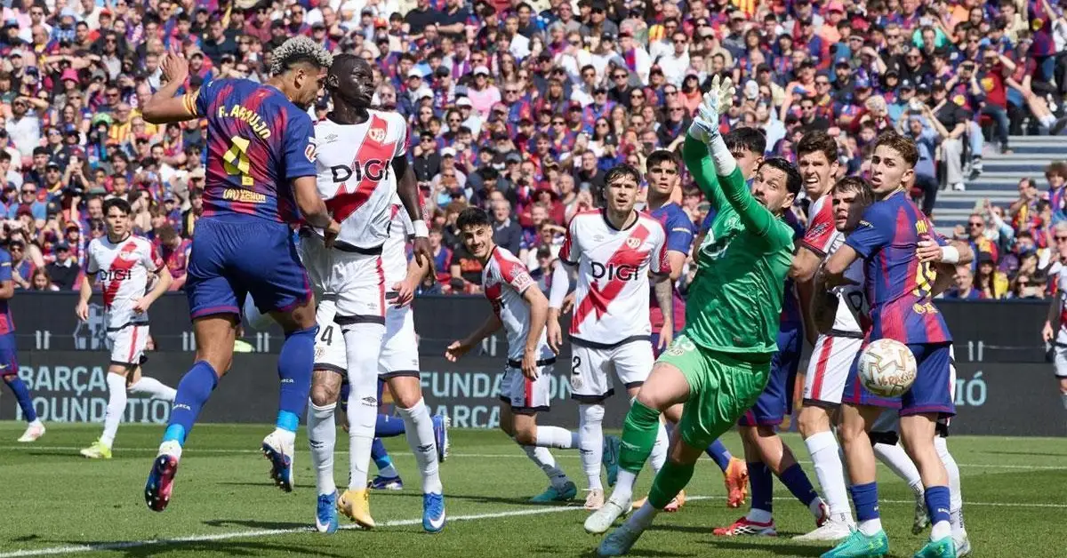 بعد الفوز الصعب على رايو فاليكانو.. فليك يشيد بنجم برشلونة الذي أنقذ الفريق من السقوط!