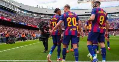 برشلونة يفجر مفاجأة ضد إشبيلية بخماسية… فليك ينهال بالمديح على النجم الذي سرق الأضواء!