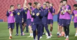 هانسي فليك يفاجئ الجميع… يستعين بصفقة برشلونة الجديدة لإنقاذ الفريق من كارثة الإصابات!