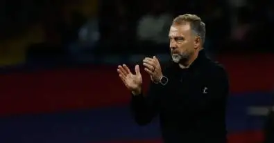 هانسي فليك يفاجئ جماهير برشلونة: موهبة لاماسيا الجديدة تذكرني بأسطورة بايرن ميونخ!