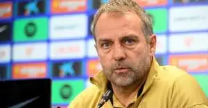 هانسي فليك يثور في برشلونة: سئم من قلة الاحترام المتكررة التي يُظهرها قائد الفريق ويطالب جميع اللاعبين بضبط إيقاعهم!