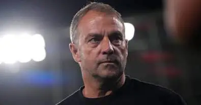 هانسي فليك يوجّه صدمة مدوية لبرشلونة.. مستقبل نجم الفريق على المحك!