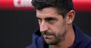 كورتوا يوجه تحذيراً شديد اللهجة لأربيلوا بشأن نجم ريال مدريد!