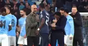 لحظة صادمة بعد الإقصاء… غوارديولا يرسل قبلة لروديغر بعد هزيمة مانشستر سيتي أمام ريال مدريد!