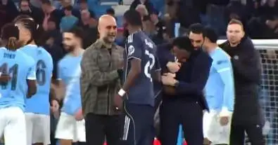 لحظة صادمة بعد الإقصاء… غوارديولا يرسل قبلة لروديغر بعد هزيمة مانشستر سيتي أمام ريال مدريد!