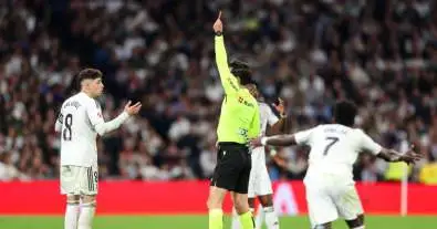 لجنة المسابقات في الاتحاد الإسباني تفجر القرار.. عقوبة فالفيردي بعد طرده في الديربي أمام أتلتيكو!