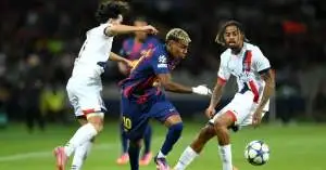 باريس سان جيرمان يعرض 150 مليون يورو لضم ثنائي دفاع برشلونة… فليك في مأزق!