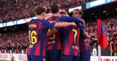 لاعبو برشلونة يثورون داخل غرفة الملابس ويطالبون بطرده لكن هانسي فليك يتدخل لتهدئة الأزمة!