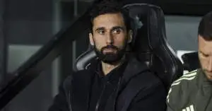 ريال مدريد على صفيح ساخن.. أربيلوا يحسم مستقبل نجم الفريق بشكل نهائي!