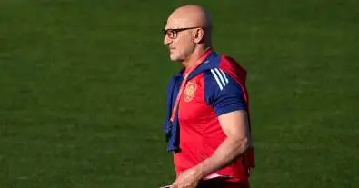 صدمة في برشلونة قبل كأس العالم.. 3 نجوم يتلقون رسالة قاسية من لويس دي لا فوينتي!