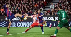 صدمة في كامب نو رغم الثلاثية… تأهل يضيع وغضب عارم من هانسي فليك بسبب نجم الفريق يشعل الأجواء