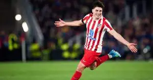 انقلاب في صفقة برشلونة.. تألق ألفاريز يقربه من البقاء ويهدد حلم كامب نو بالنهاية