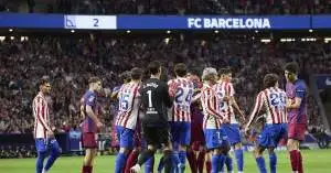 برشلونة على صفيح ساخن: غرفة الملابس تتوقع حرباً ضارية ضد أتلتيكو مدريد في دوري الأبطال!