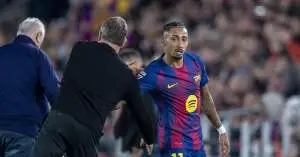 هانسي فليك يُفجّر مفاجأة مدوية ويقرر التضحية برافينيا في برشلونة لتمهيد الطريق لضم “نجم أوروبا” في صفقة نارية!