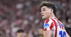 جوليان ألفاريز يفجّرها داخل برشلونة… قرار صادم يهز أتلتيكو مدريد ويقرّب الصفقة المنتظرة!