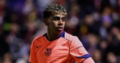لامين يامال يتحرك داخل برشلونة بعد الهزيمة أمام أتلتيكو… محادثة سرية مع زميله وطلب عاجل لإنهاء “اللعنة”