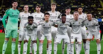 ماركا تفجرها: نجم ريال مدريد ينهار بالدموع داخل غرفة الملابس بعد كارثة الخروج الأوروبي!