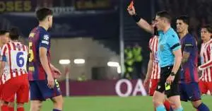 قرارات تحكيمية تشعل الجدل… طرد كوبارسي يقلب مباراة برشلونة وأتلتيكو ويشعل أزمة كبرى!