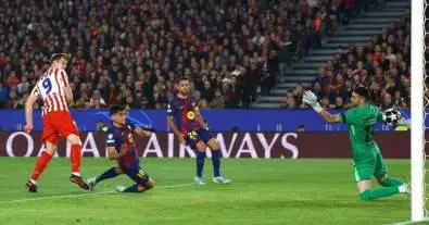 سقوط مدوٍ في كامب نو… برشلونة يتعثر أمام أتلتيكو وفليك ينفجر غضبًا داخل غرفة الملابس!