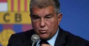 نجم برشلونة في مرمى النيران بعد الإقصاء الأوروبي… ولابورتا يحسم قراره برحيله نهاية الموسم!