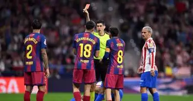 تسجيلات VAR تكشف سر إلغاء طرد لاعب برشلونة أمام أتلتيكو وتفجر الجدل من جديد